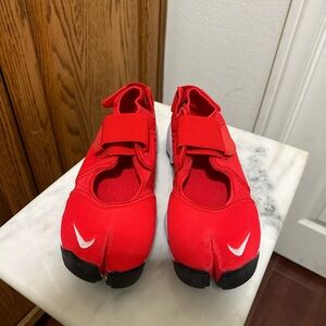 Nike mens Red split toe Athletic Shoes